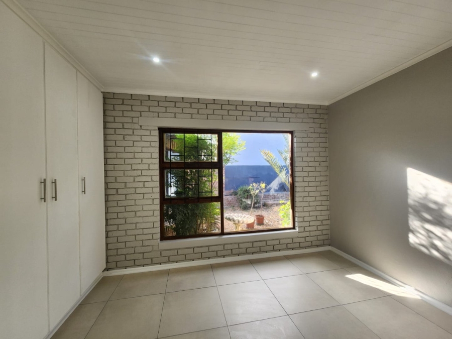 5 Bedroom Property for Sale in Loerie Park Western Cape